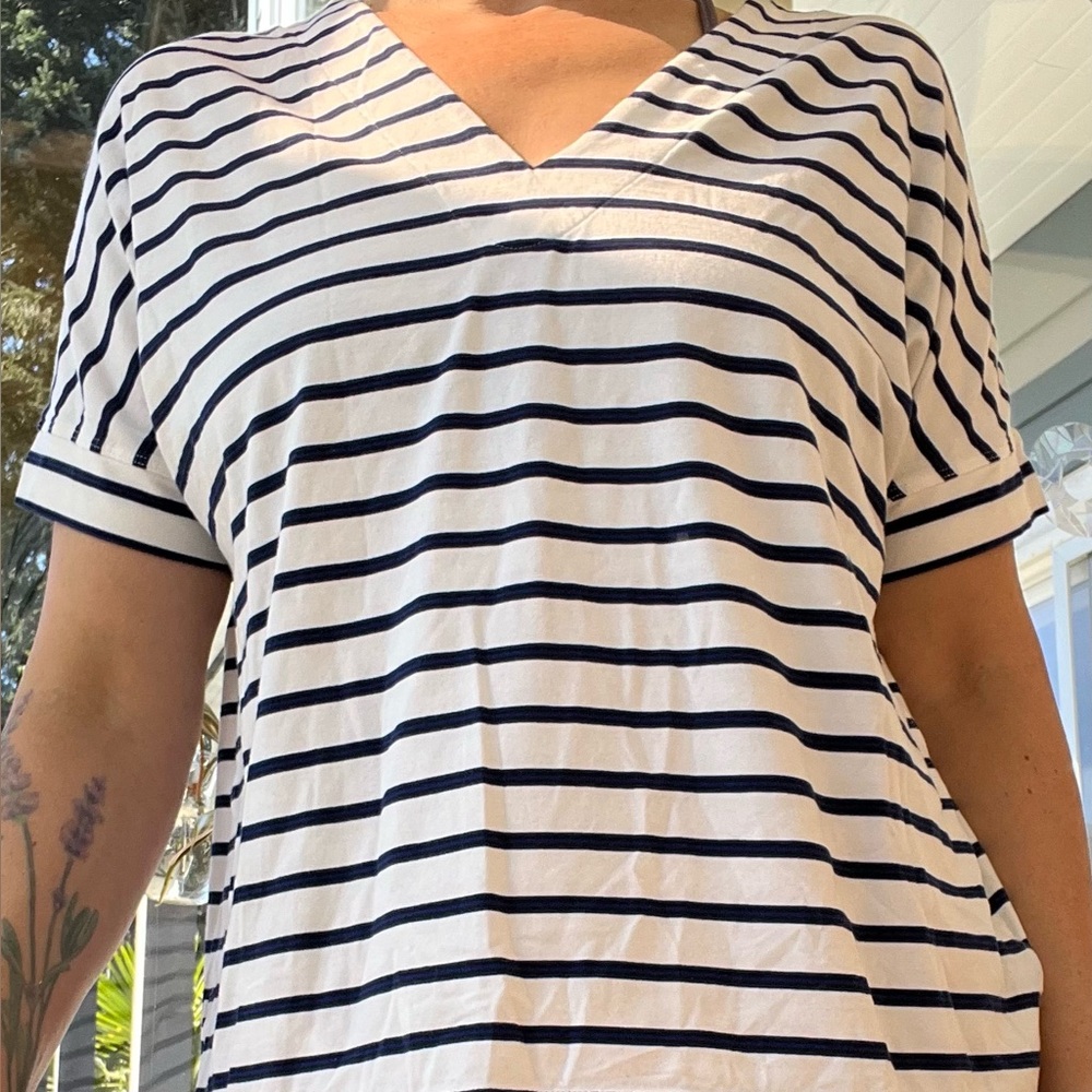 Kit and Ace Striped V-Neck Short Sleeve Top - White & Navy/ Pima